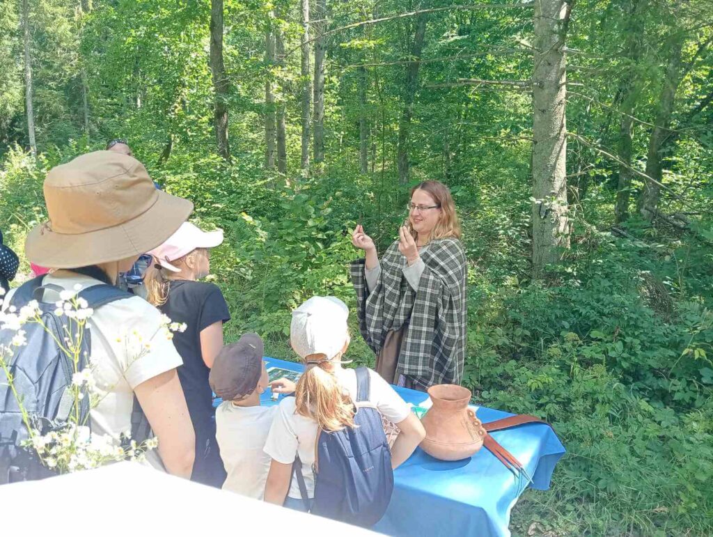 Kasia pokazuje repliki zabytków na swoim stoisku