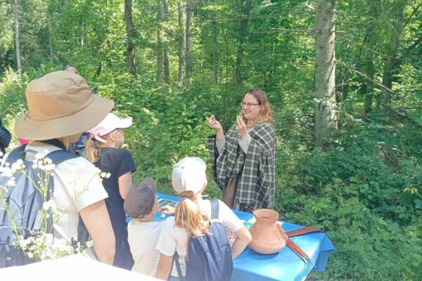Kasia pokazuje repliki zabytków na swoim stoisku