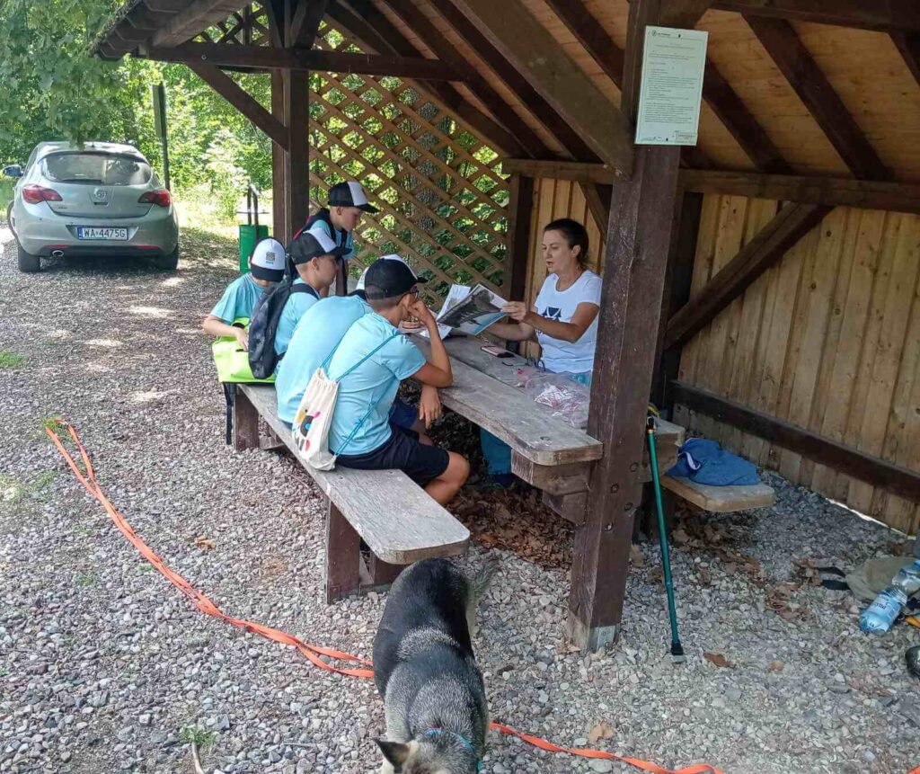 Paulina i dzieciaki na stoisku archiwalnym