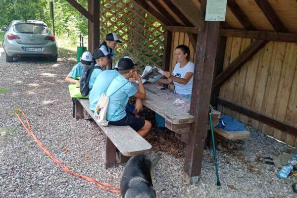 Paulina i dzieciaki na stoisku archiwalnym