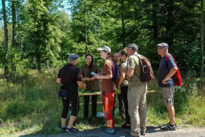 goście na stoisku leśników
