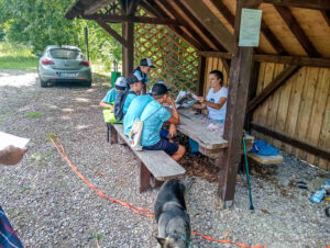 Patka sprawdza wiedzę dzieciaków na swoim stoisku