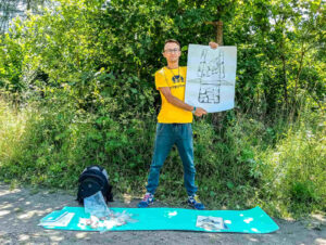 Marcin pozuje z rysunkiem mielerza na swoim punkcie gry