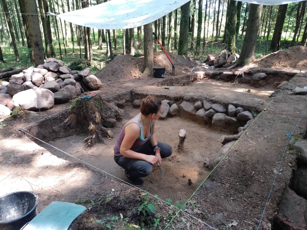 Iwona kuca w wykopie myśląc nad zdjęciem profilu