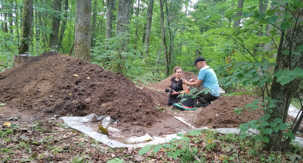 Widok na wykop, gdzie Iwona i Konrad konsultują prace badawcze