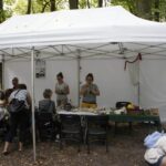 widok na namiot, gdzie edukatorki prowadzą warsztaty