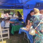 edukatorzy opowiadają gościom o swoich stoiskach edukacyjnych