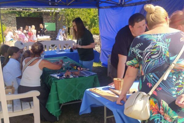 j edukatorzy opowiadają gościom o swoich stoiskach edukacyjnych