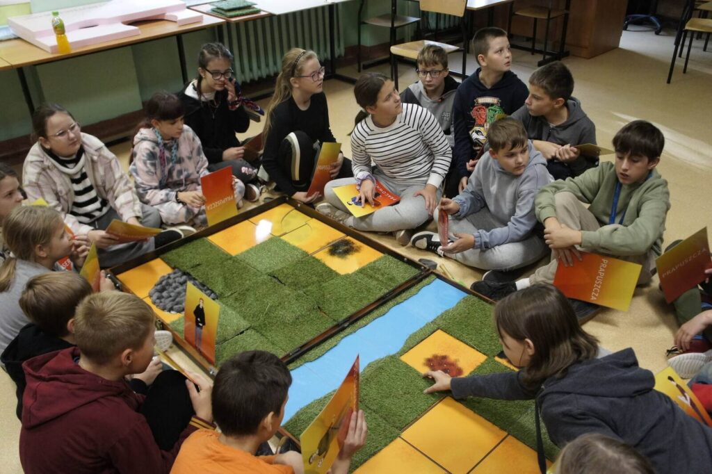 Gracze słuchają edukatora