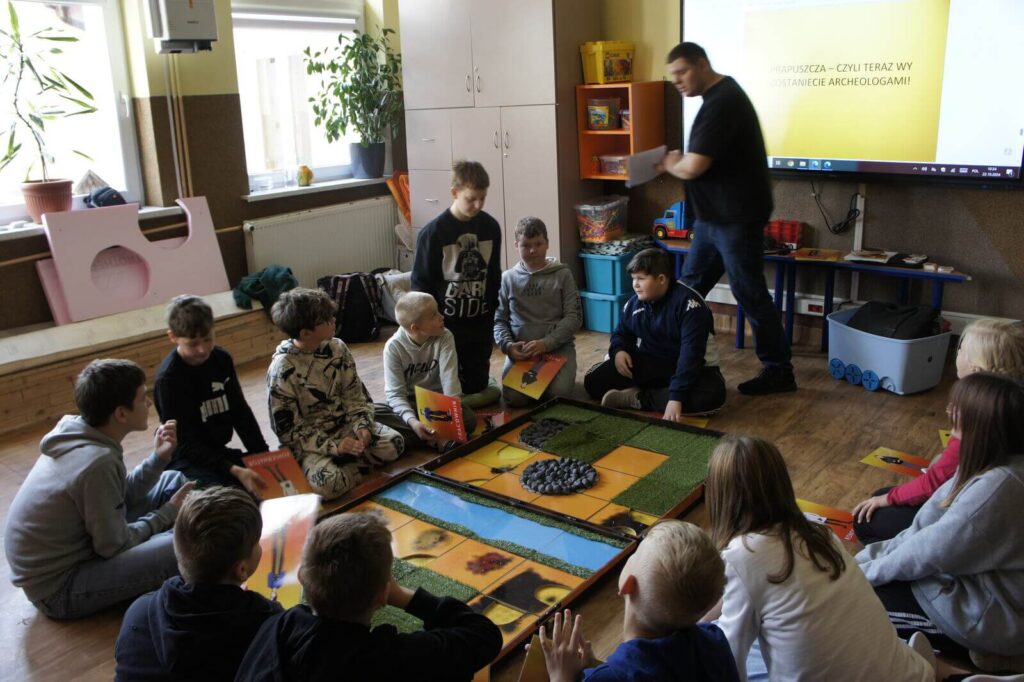 Uczniowie myślą nad kolejnym ruchem