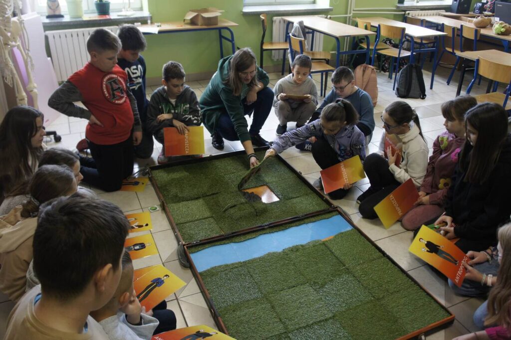 Uczniowie odkrywają elementy planszy