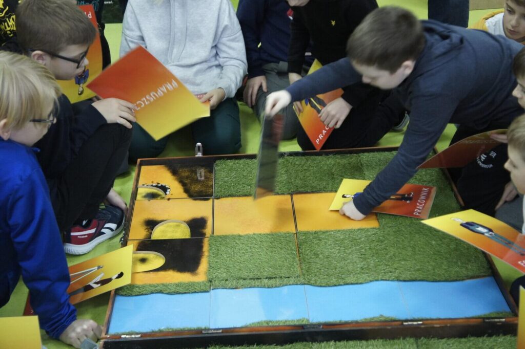 Uczniowie odkrywają elementy planszy