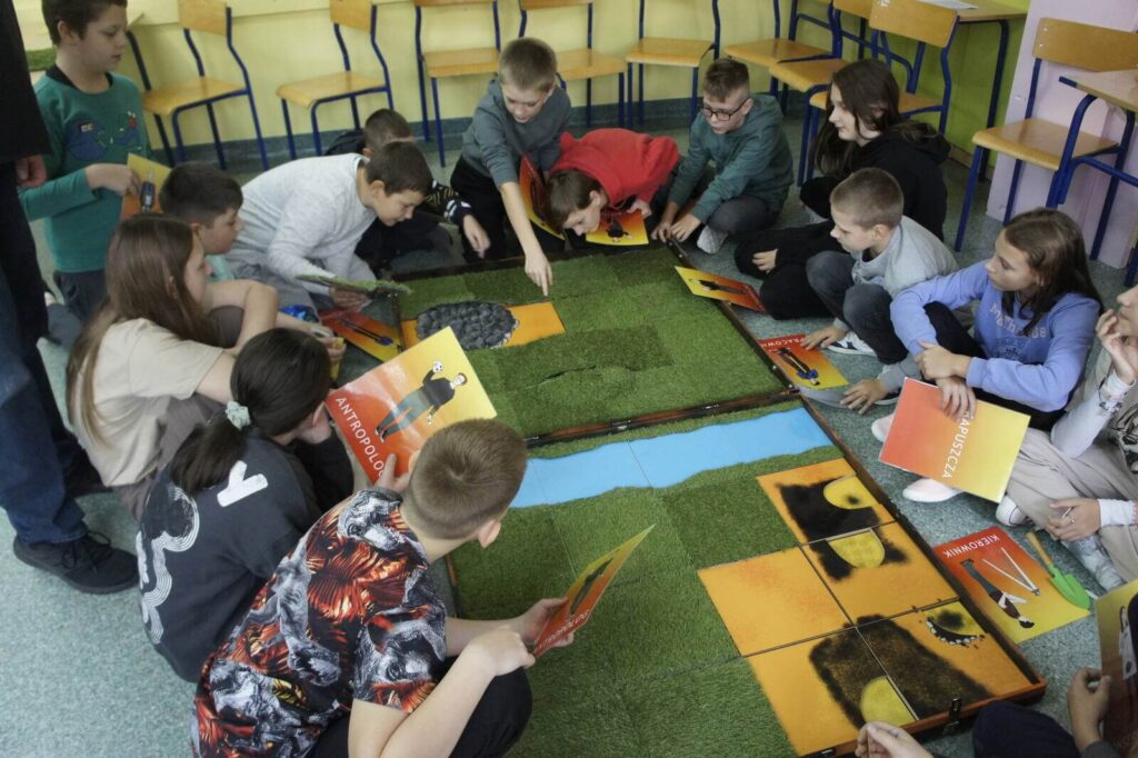 Gracze rozmawiają o kolejnych krokach w grze