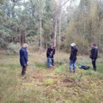 Widok z daleka na wbijanie świdra do poprania próbki gleby