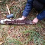 Zbliżenie na wyjęty świder z widoczną próbką