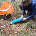 Pani profesor wyjmuje próbkę na specjalną formę