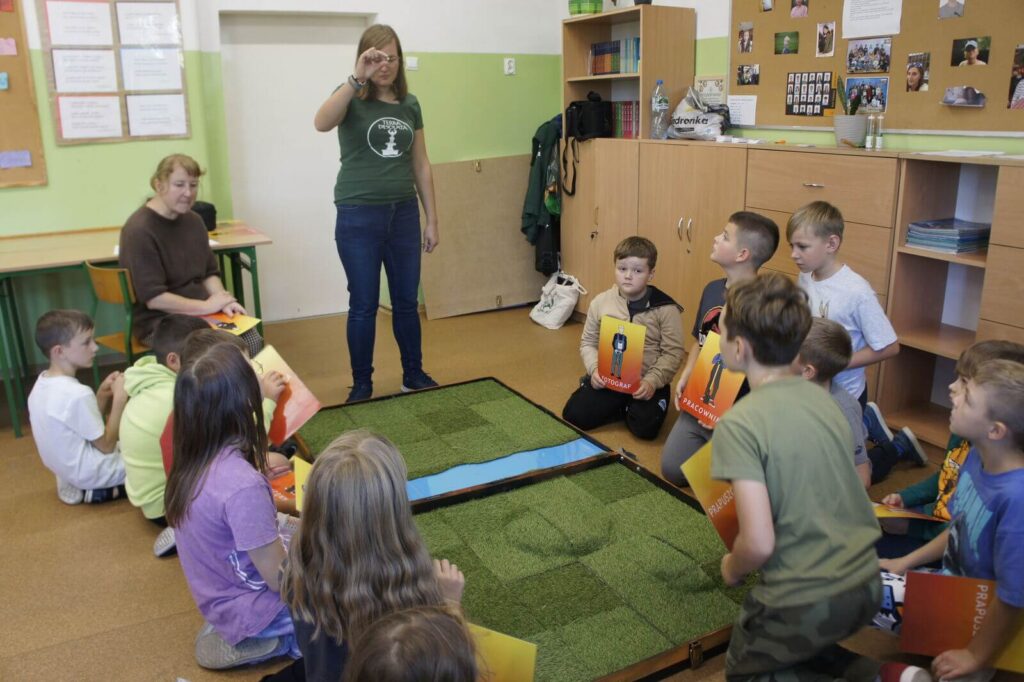 Edukatorka tłumaczy niuanse gry