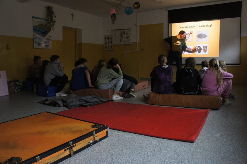 Uczniowie słuchają wykładu