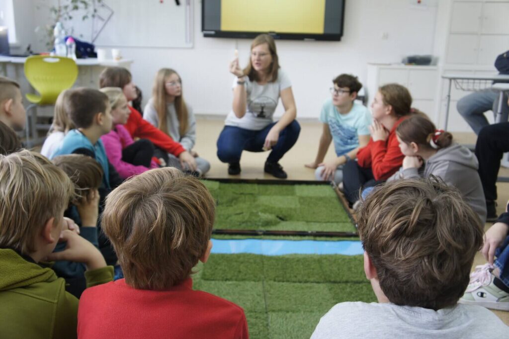 Edukatorka tłumaczy zasady gry