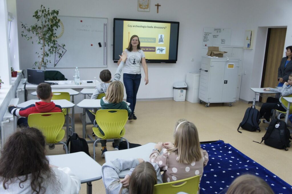 Edukatorka prowadzi wykład