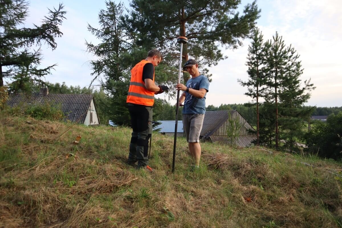 Badacze stoją na stanowisku z aparaturą do badań nieinwazyjnych
