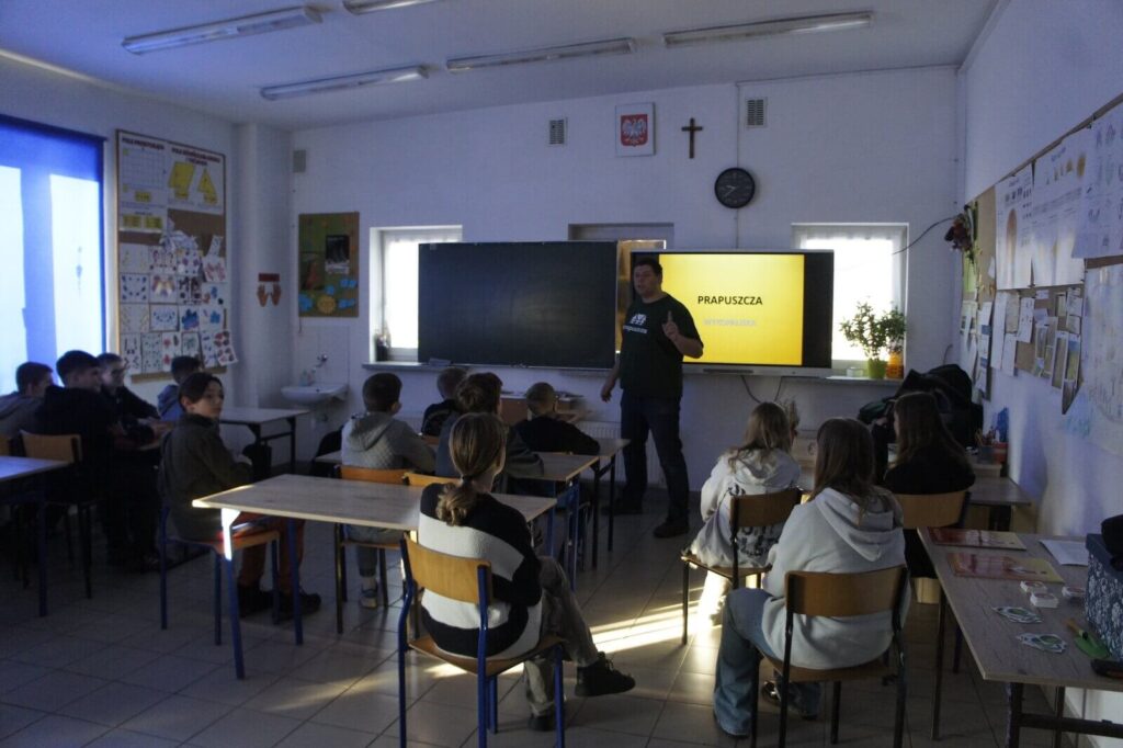 Edukator prowadzi wykład-wstęp do gry Prapuszcza.