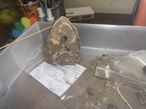 Sklejony ciężarek związany recepturkami