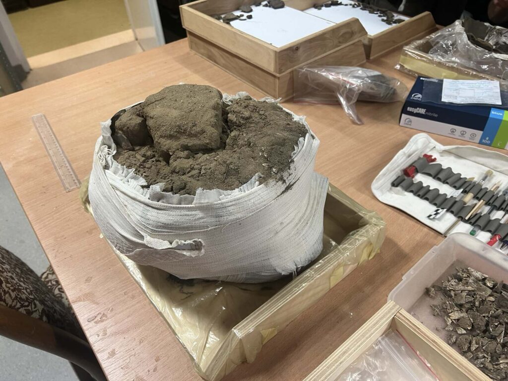 Druga urna czekająca na eksplorację, też owinięta bandażami