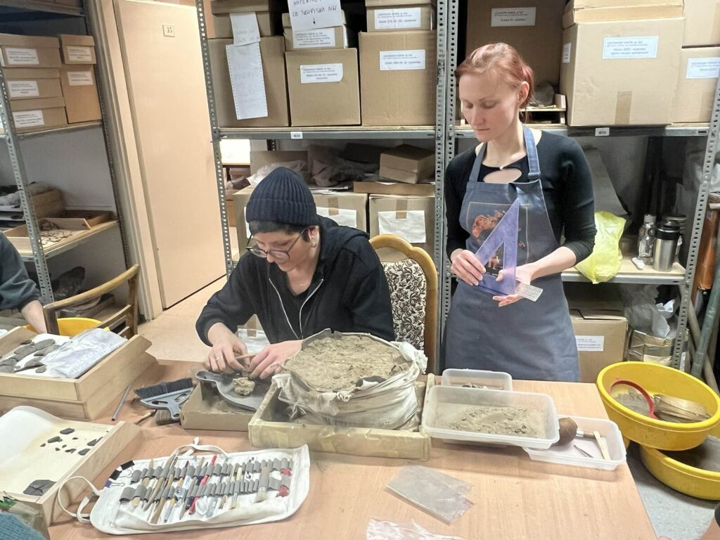 Agata eksploruje urnę pod czujnym okiem Moniki.