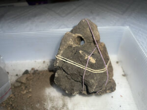 Zbliżenie na sklejony ciężarek związany recepturkami