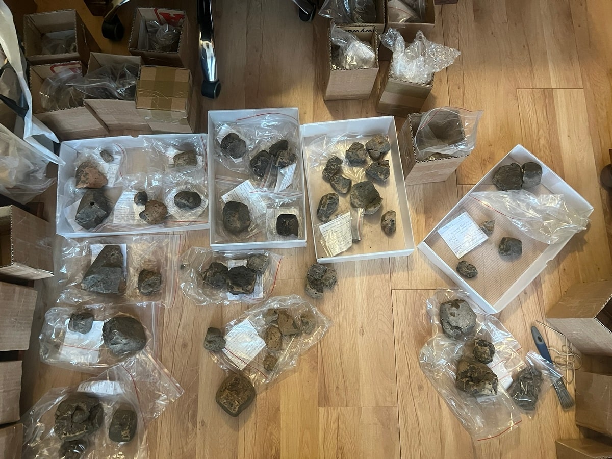 Widok z góry na pudełka z fragmentami ciężarków