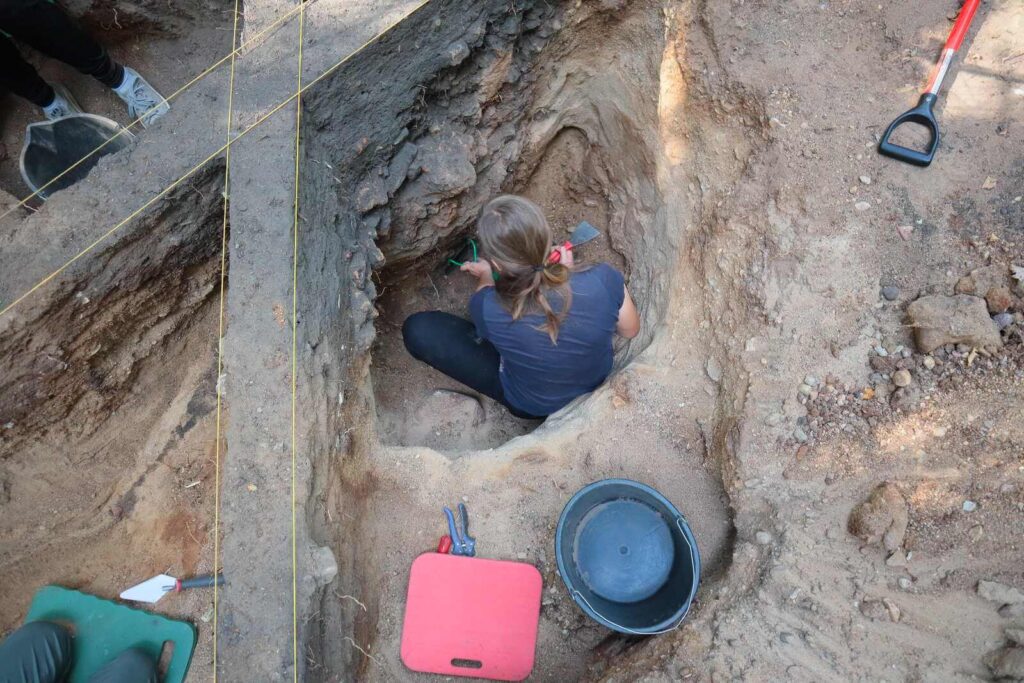 Widok z góry na ćwiartke jamy śmietniskowej i Monikę, która ja eksploruje.