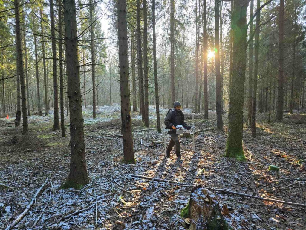 Geofizyk w trakcie pomiarów