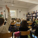 Uczeń zgłasza się do odpowiedzi.