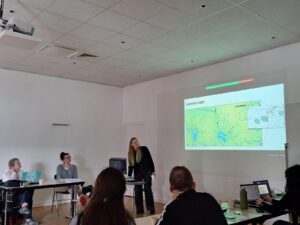 Agata pokazuje mapę na prezentacji