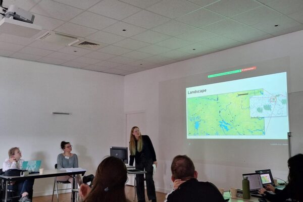 IMG-20250315-WA0010_Easy-Resize.com Agata pokazuje mapę na prezentacji