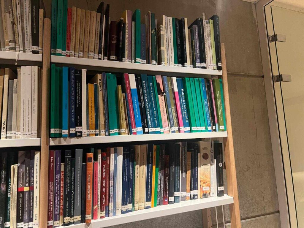 Regał z książkami dotyczącymi archeologii Polski