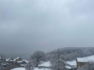 Widok na ośnieżone miasteczko