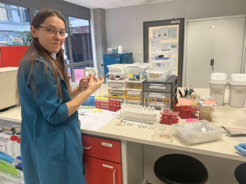 Dr Pawełczyk stoi przed stołem w laboratorium.