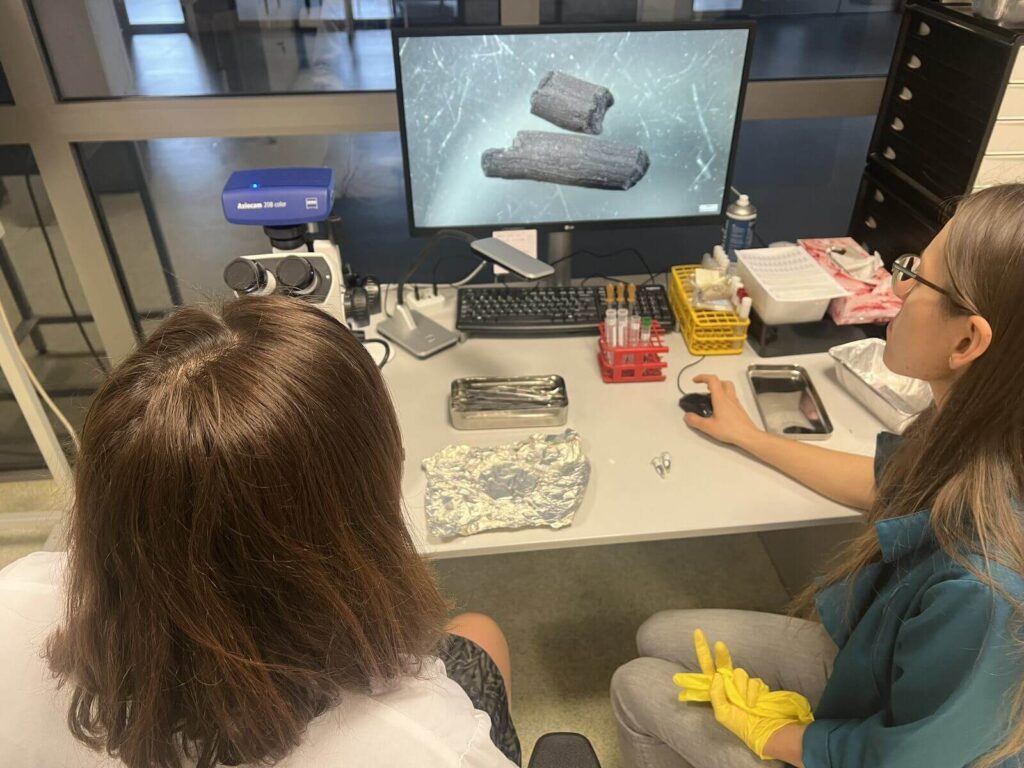 Iwona i dr Pawełczyk oglądają węgle drzewne w powiększeniu