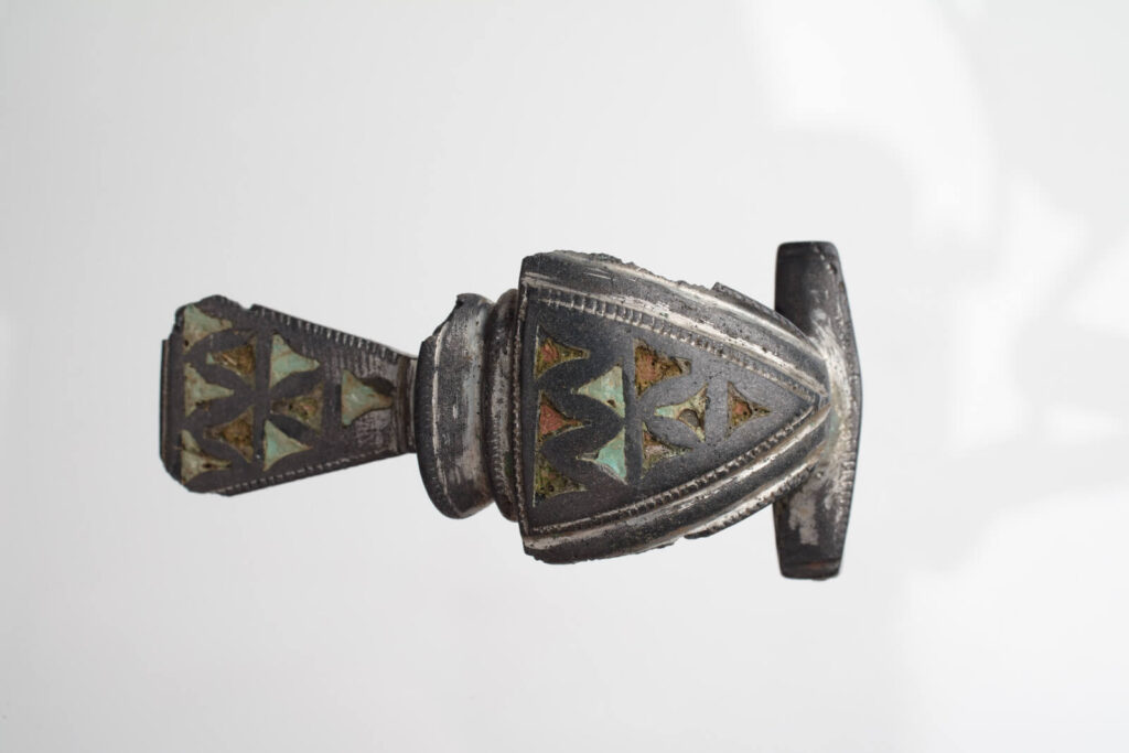 Widok od góry, widzimy zdobienie na zapince w postaci trójkątów wypełnionych kolorową emalią