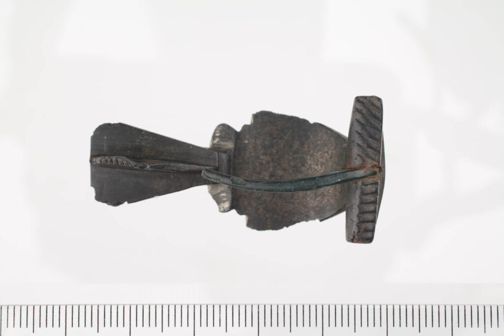 Widok od dołu, widzimy zapięcie z igłą