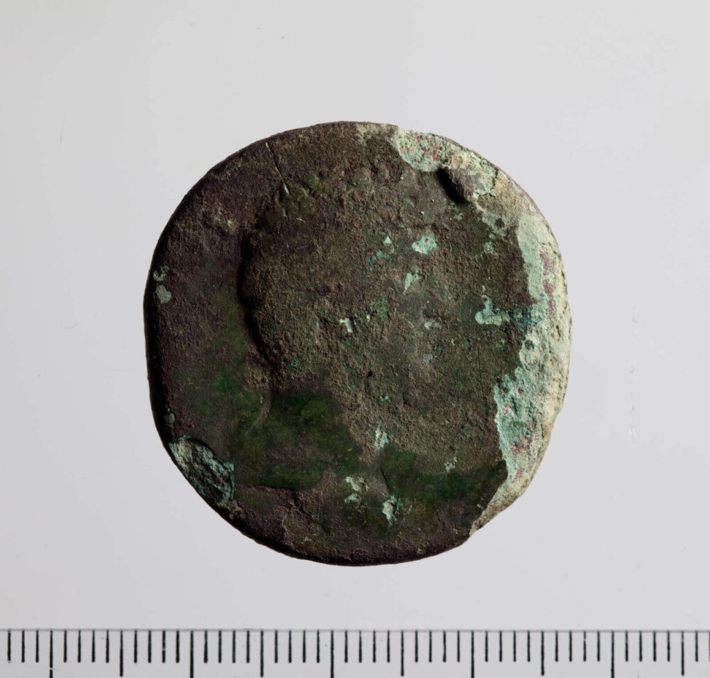 rewers monety z profilem Cejoniusza Kommodusa, źle zachowana moneta