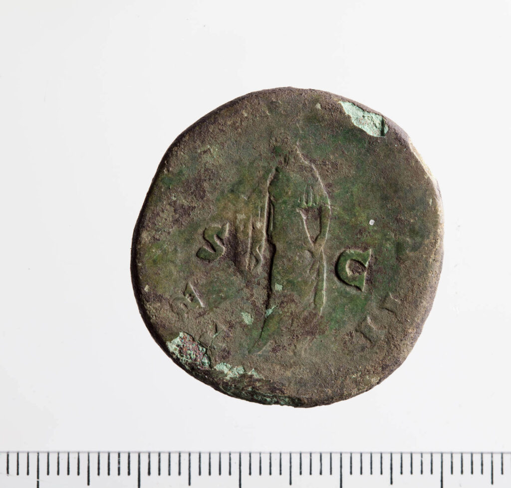 Postać kobieca, po jej bokach skrót SC (Senatus Consulta)