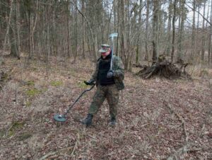 Darek pozuje z wykrywaczem i szpadlem na ramieniu