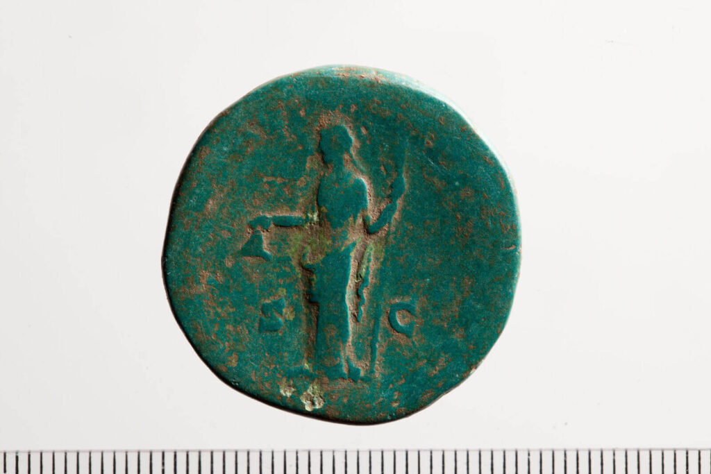 Postać kobieca, po jej bokach skrót SC (Senatus Consulta)