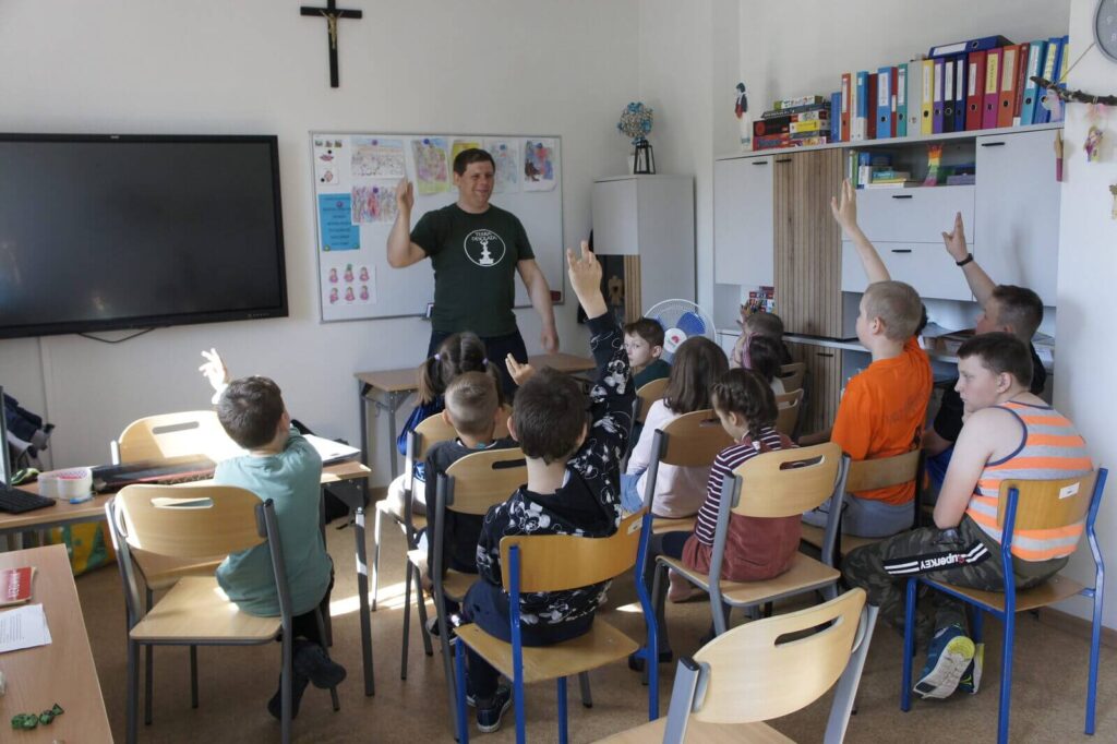 Uczniowie zgłaszają się do odpowiedzi na pytanie.