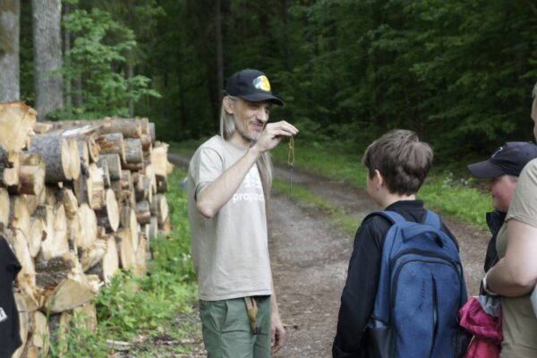 Przemek pokazuje grupie przedmiot żelazny.