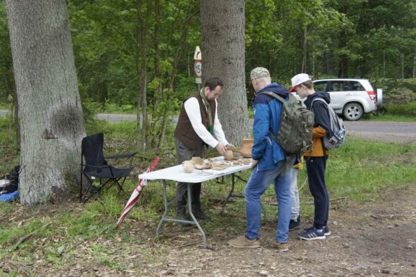 Paweł tłumaczy, co gracze mają zrobić na jego stanowisku.