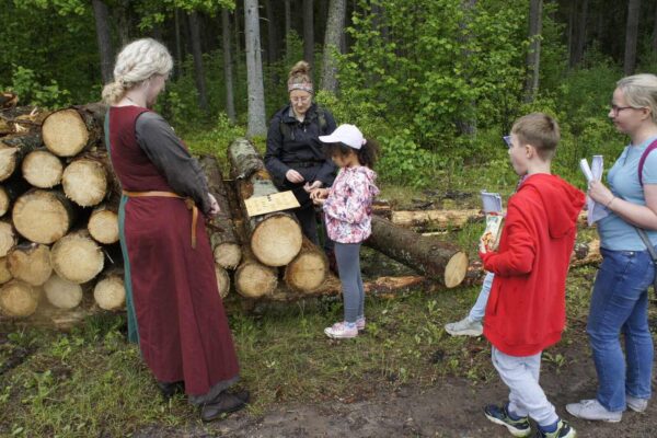 Gracze spotykają osadniczkę z Mazowsza i grają na jej stanowisku w młynka.